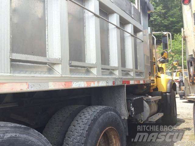 Mack CV713 모래(염화칼슘) 살포기