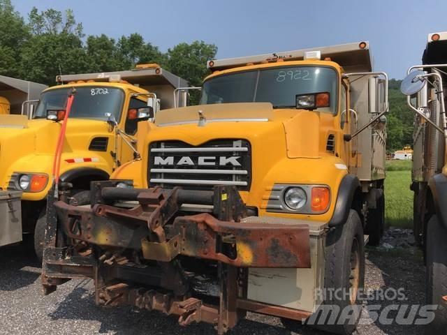 Mack CV713 모래(염화칼슘) 살포기