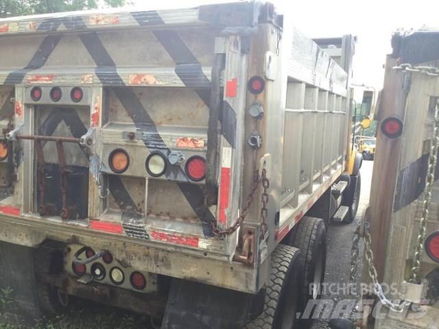 Mack CV713 덤프 트럭