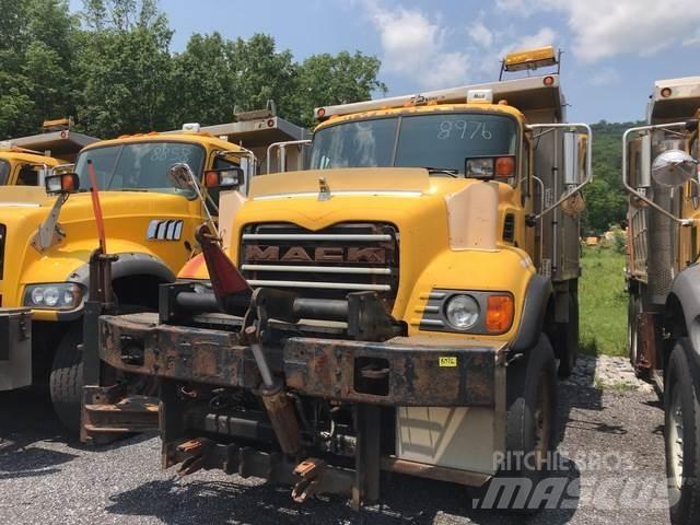 Mack CV713 제설 블레이드 및 제설기