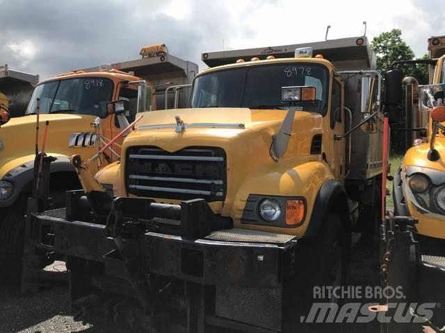 Mack CV713 제설 블레이드 및 제설기