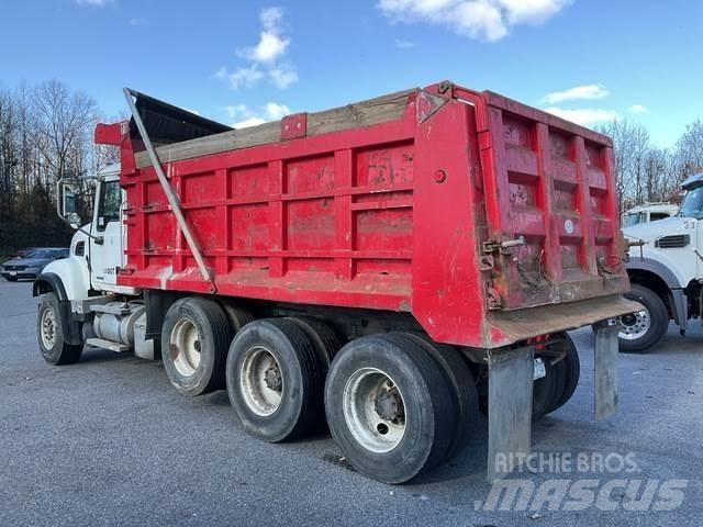 Mack CV713 덤프 트럭
