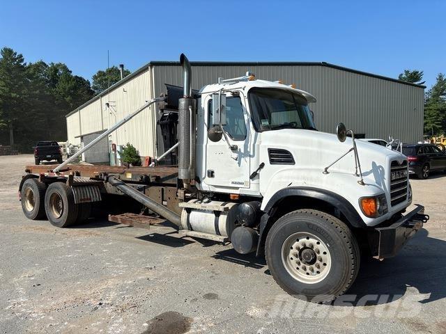 Mack CV713 스킵 로더 트럭