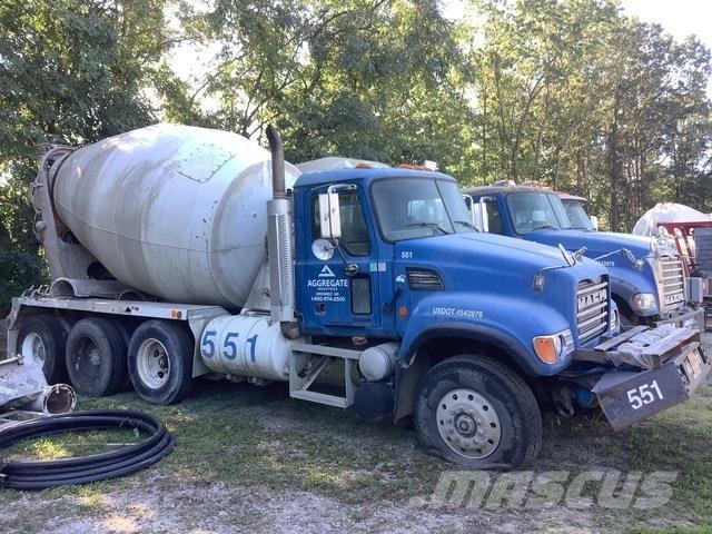Mack CV713 덤프 트럭