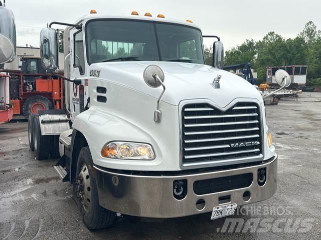 Mack CXU613 트랙터 유닛