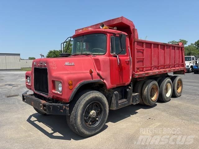 Mack DM685 덤프 트럭