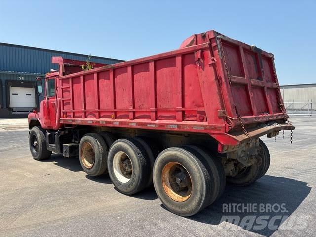 Mack DM685 덤프 트럭