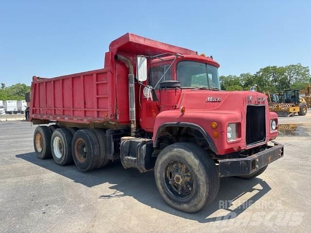 Mack DM685 덤프 트럭