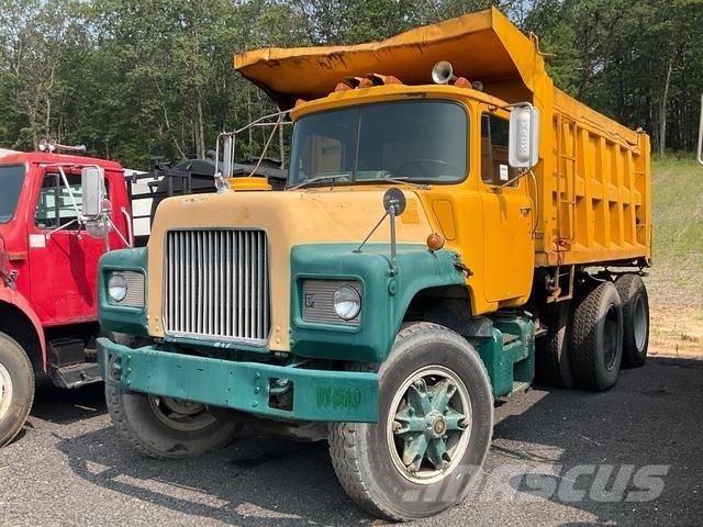 Mack DM686SX 덤프 트럭