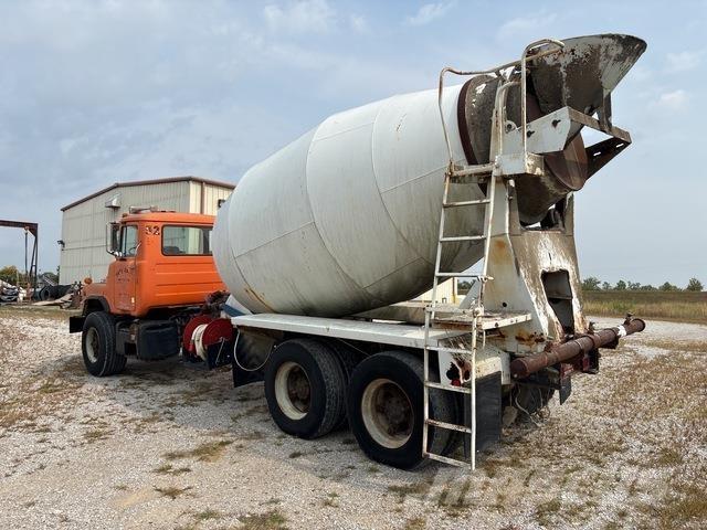 Mack DM690 급수차