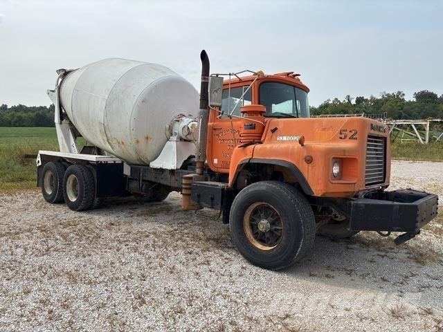 Mack DM690 급수차
