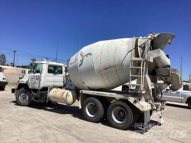 Mack DM690S 기타 트럭