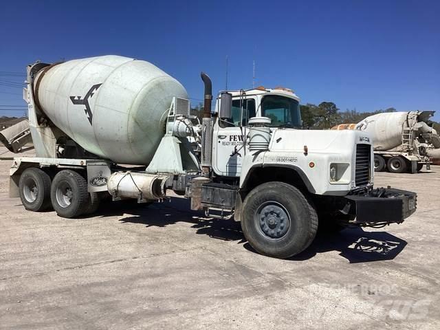 Mack DM690S 기타 트럭