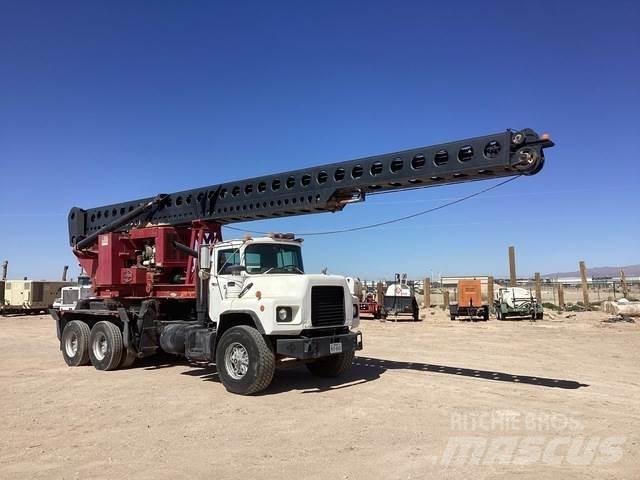 Mack DM690S 이동식 드릴 리그 트럭
