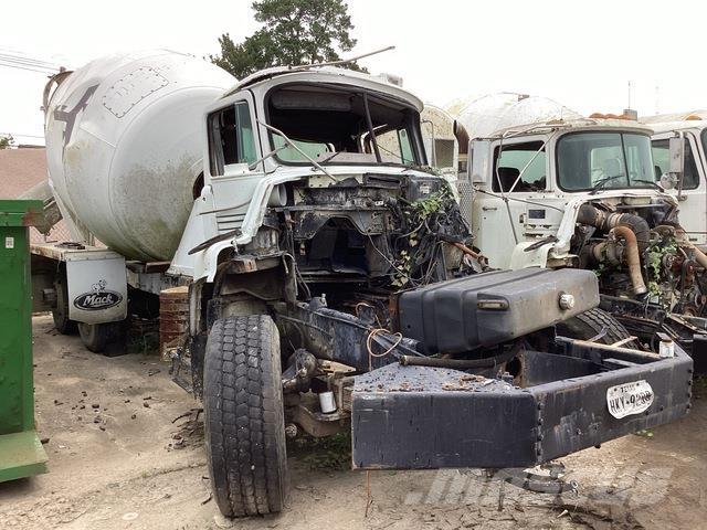 Mack DM690S 기타 트럭