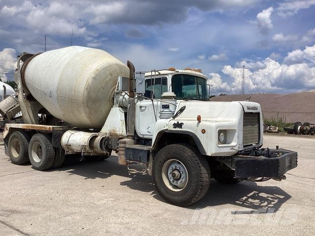 Mack DM690S 기타 트럭