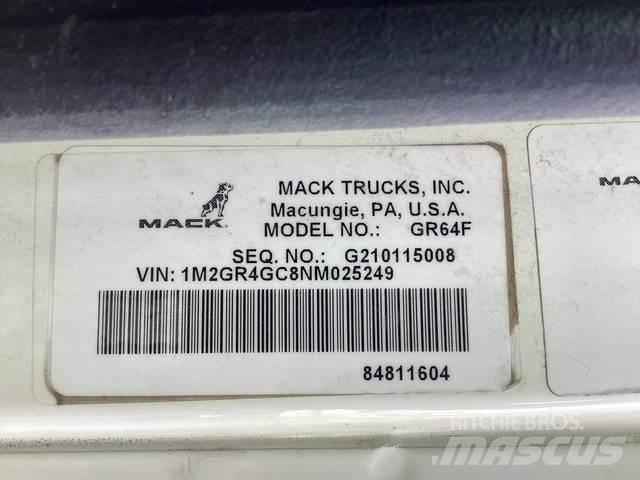 Mack GR64F 덤프 트럭