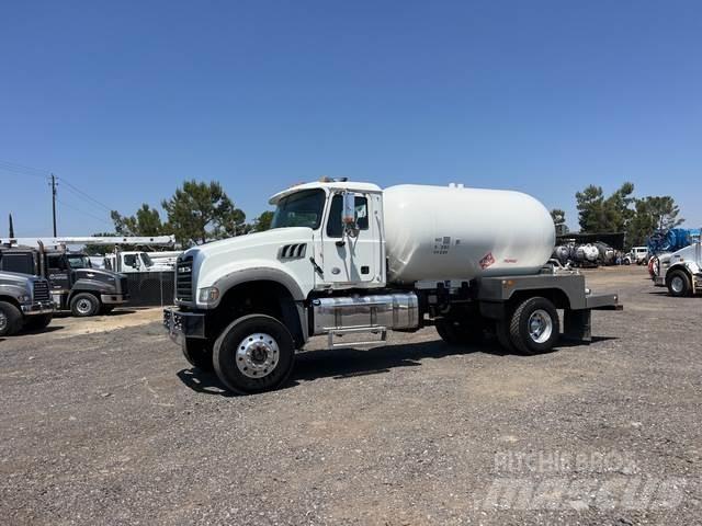 Mack GU432 탱커 트럭