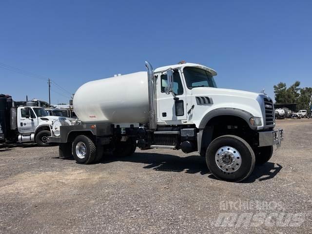 Mack GU432 탱커 트럭