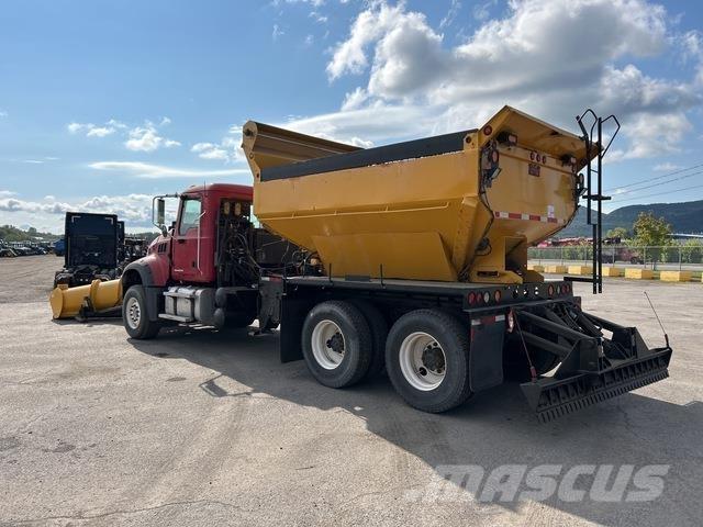 Mack GU433 제설 블레이드 및 제설기