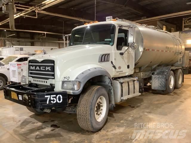 Mack GU713 급수차