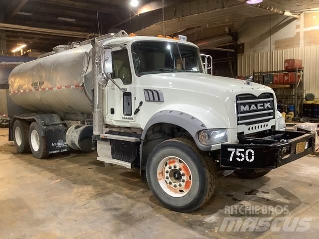 Mack GU713 급수차