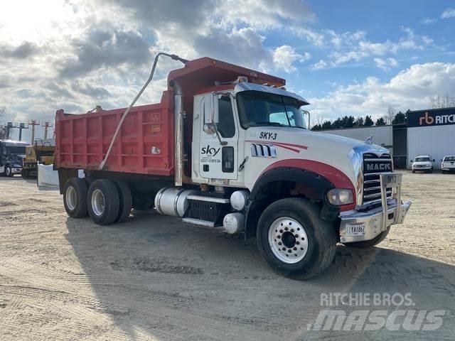 Mack GU713 덤프 트럭