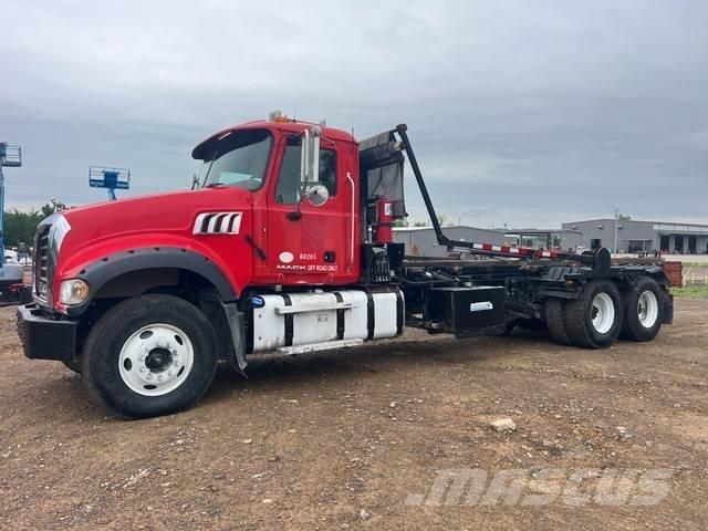 Mack GU713 스킵 로더 트럭