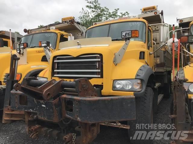 Mack GU713 덤프 트럭