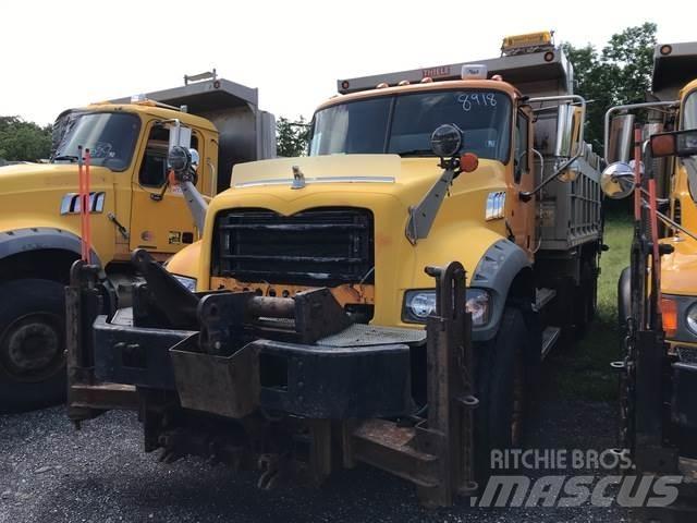 Mack GU713 덤프 트럭