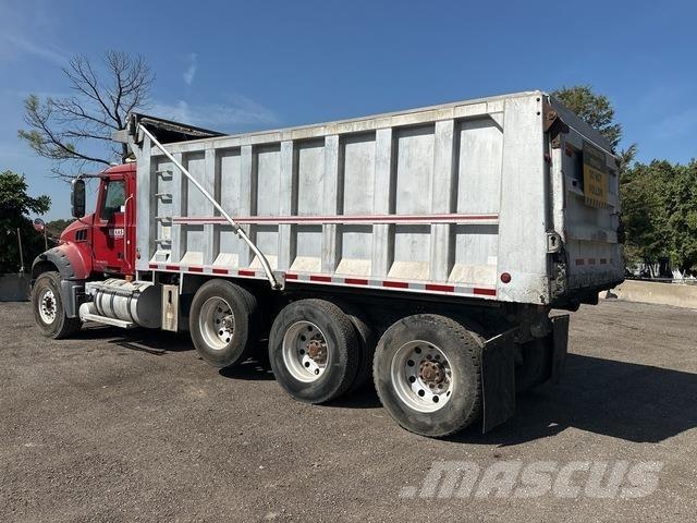 Mack GU713 덤프 트럭