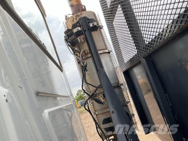 Mack GU713 플랫베드/드롭사이드 트럭