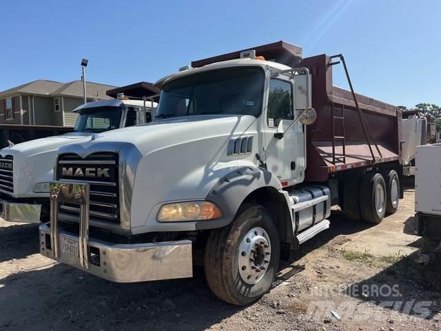 Mack GU813 덤프 트럭