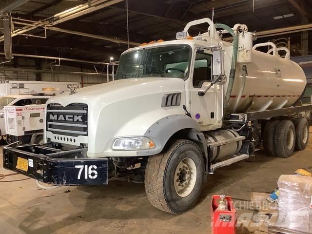Mack GU813 탱커 트럭