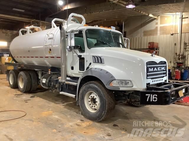Mack GU813 탱커 트럭