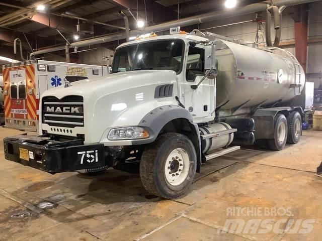 Mack GU813 급수차