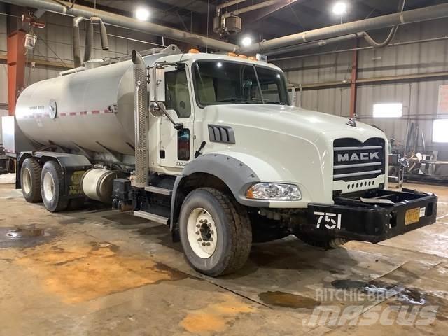 Mack GU813 급수차