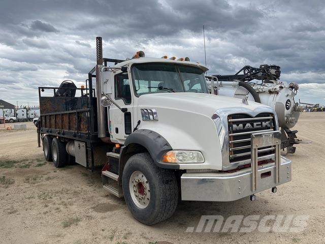 Mack GU813 크레인 트럭