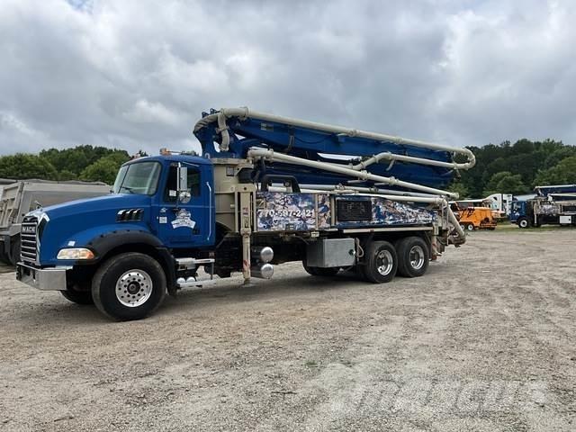Mack GU813 콘크리트 펌프카