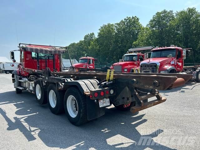 Mack GU813 스킵 로더 트럭