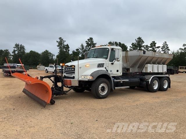 Mack GU813 모래(염화칼슘) 살포기