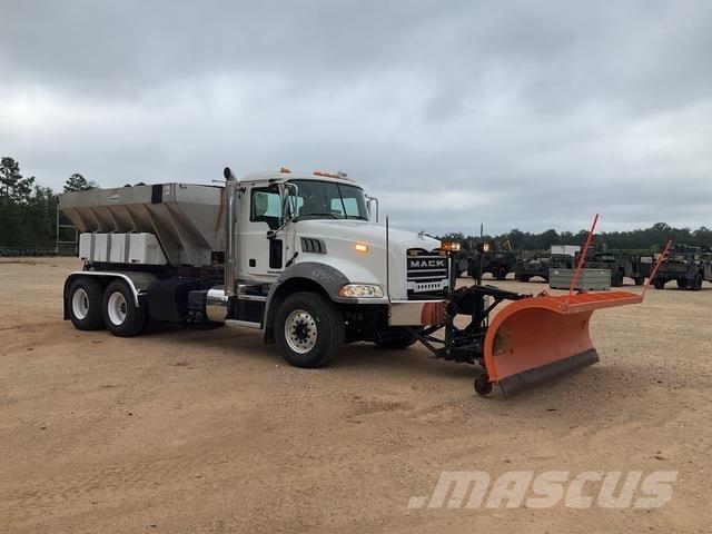 Mack GU813 모래(염화칼슘) 살포기