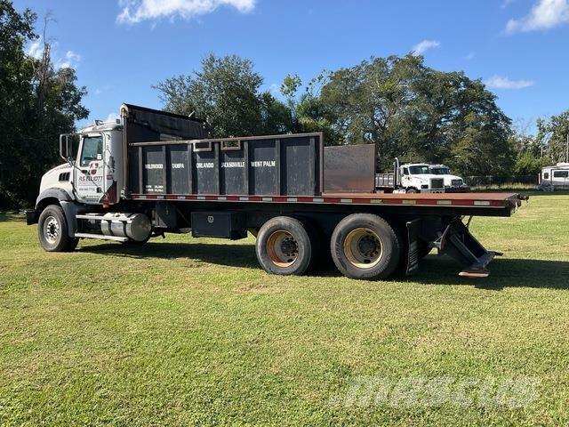 Mack GU813 덤프 트럭