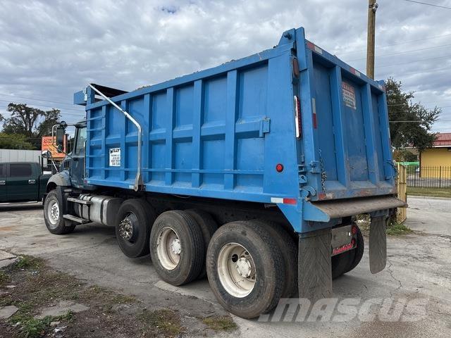 Mack GU813 덤프 트럭