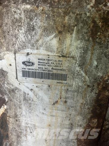 Mack LE613 폐기물 수거 트럭