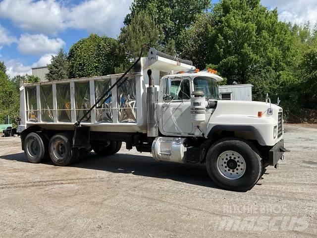 Mack RD600 덤프 트럭