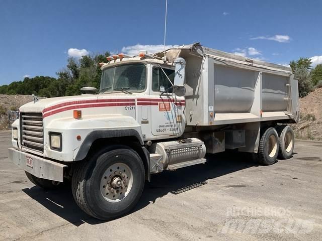 Mack RD688S 덤프 트럭