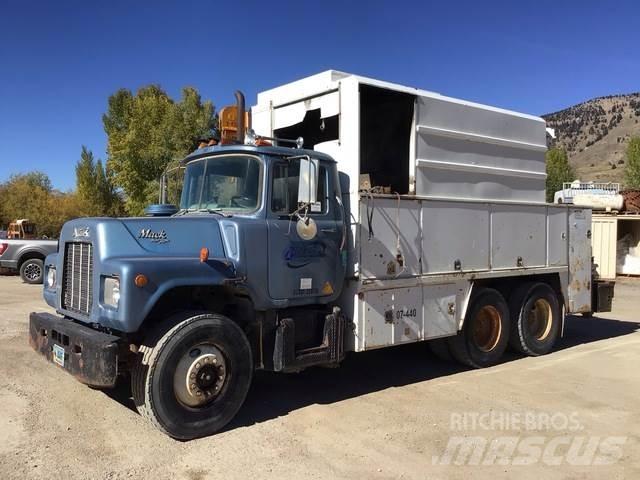 Mack U600 시립/다목적 차량