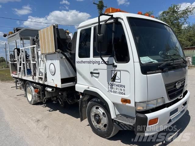 Nissan UD2300 시립/다목적 차량