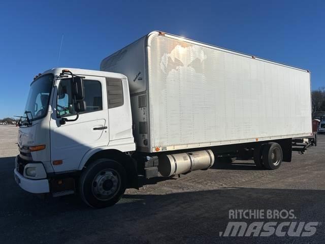 Nissan UD2600 탑차 트럭